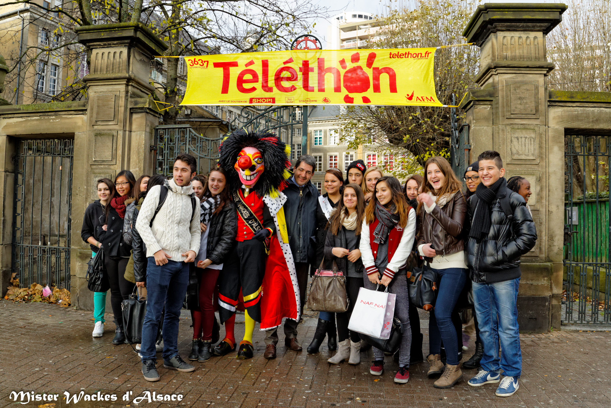 Téléthon Mulhouse 2013, Jean Rottner entouré des jeunes du lycée Montaigne