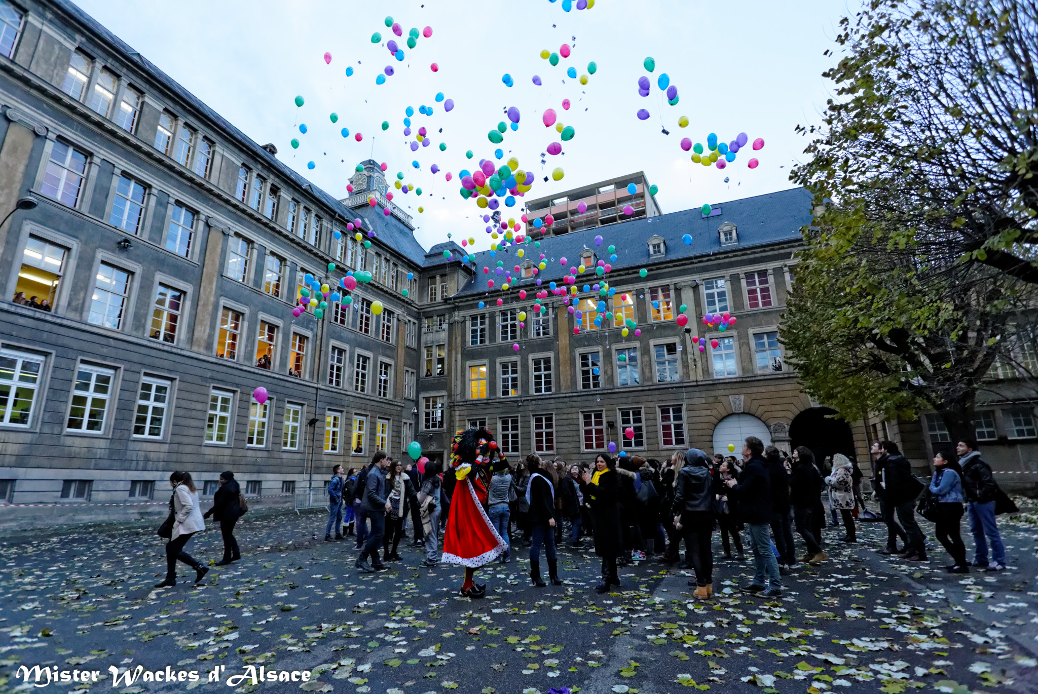 Téléthon Mulhouse 2013, lacher de ballons organisé par le lycée Montaigne de Mulhouse
