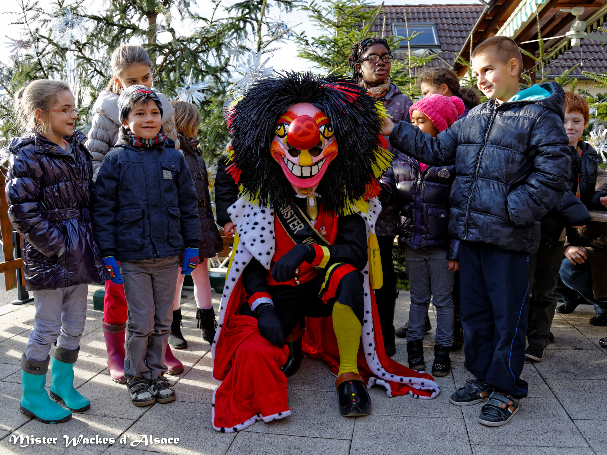 Téléthon Mulhouse 2013, Squash 3000, les enfants décorent les sapins de Noël avec des fleurs de lait.
