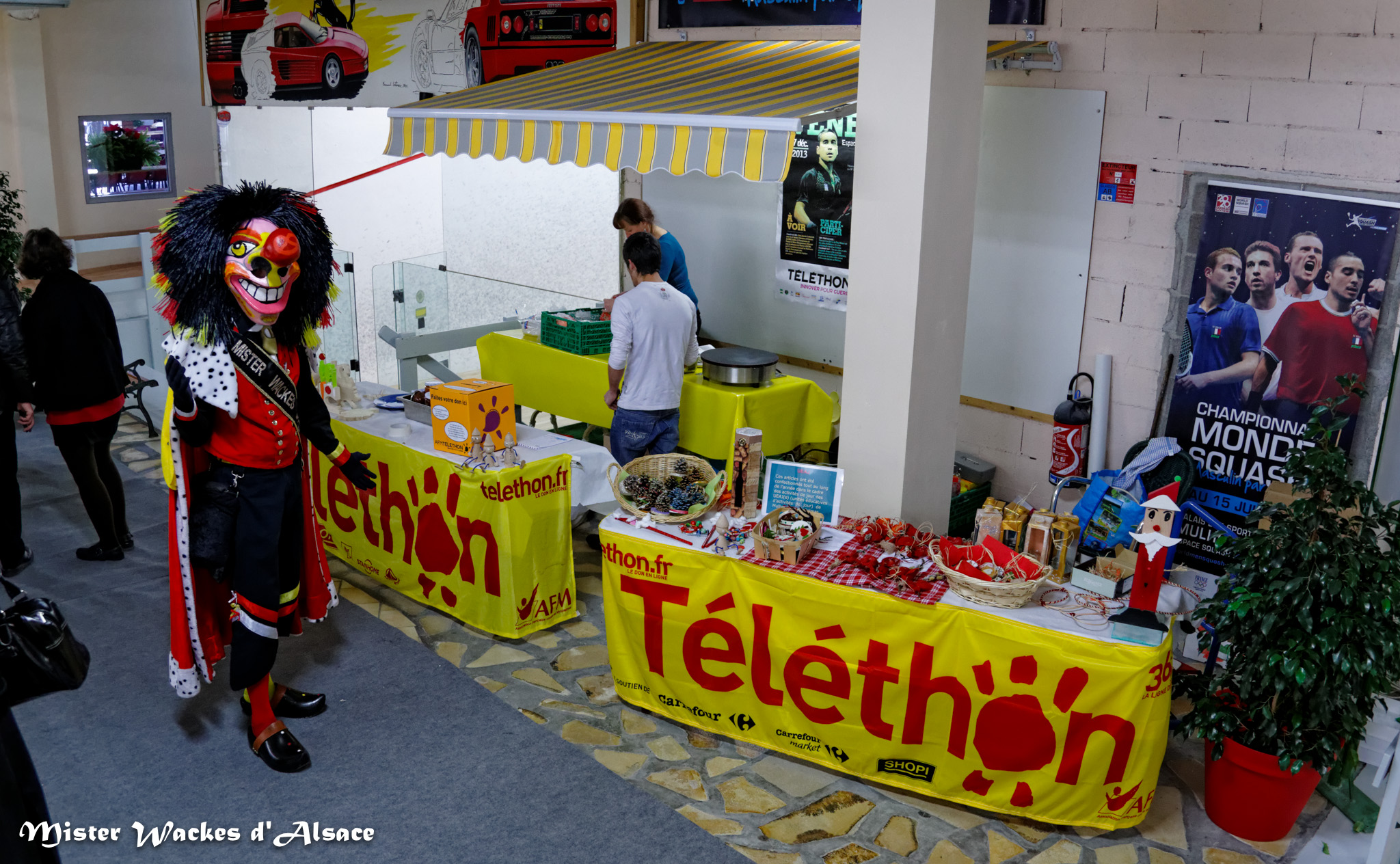 Téléthon Mulhouse 2013, Squash 3000, tenue d’un stand de vente d’objets fabriqués dans leurs ateliers par l’UEAJ.