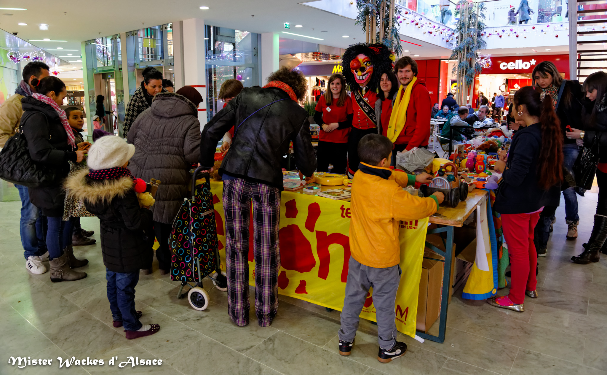 Téléthon Mulhouse 2013, Centre Commercial Porte Jeune, bourse aux jouets par les étudiants de l’ENSCMu