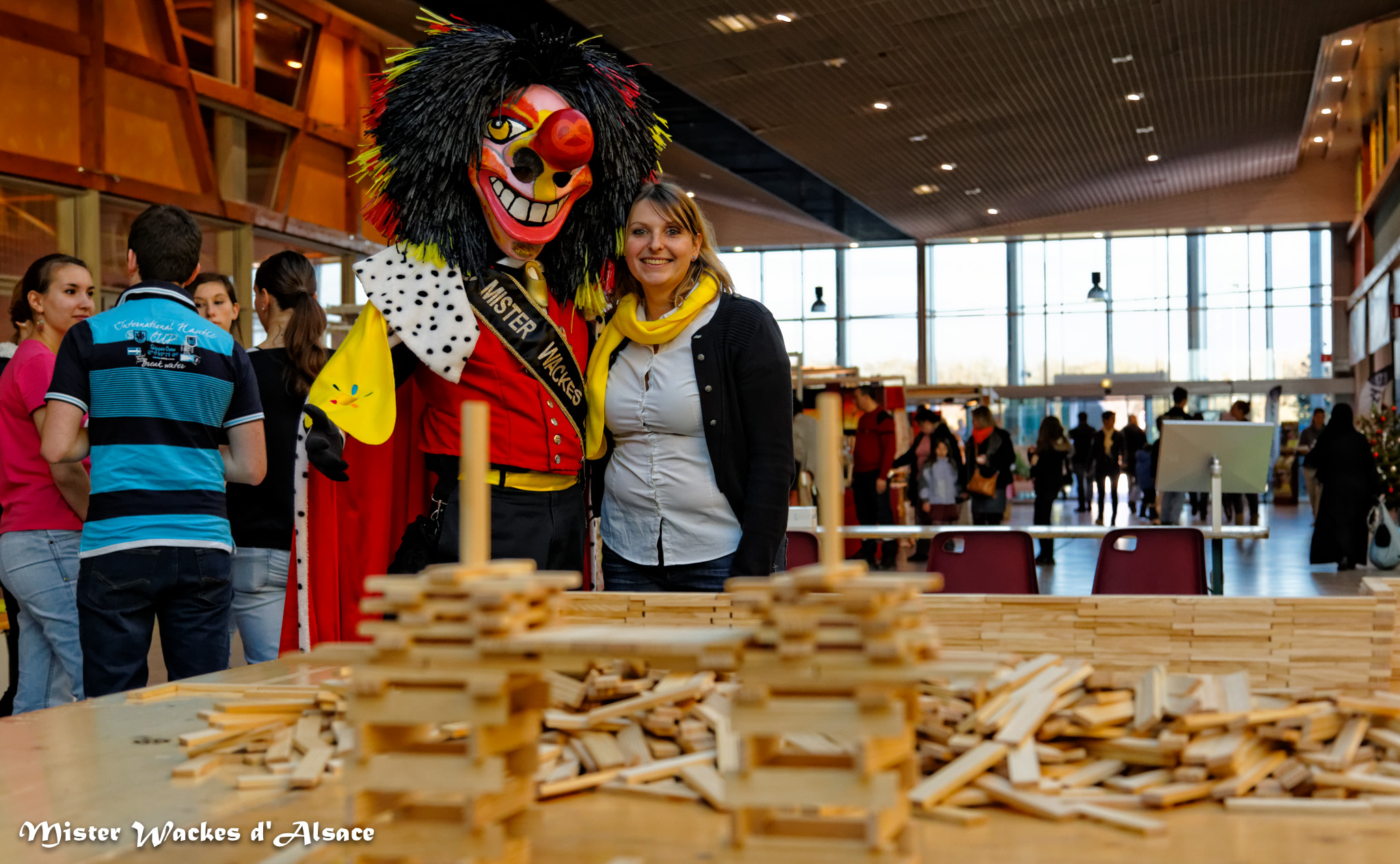 Téléthon Mulhouse 2013, Oxylane Village - Décathlon, défi kapla: construction de la maquette de Palais des Sports de Mulhouse, organisé par Les lutins de la planchette