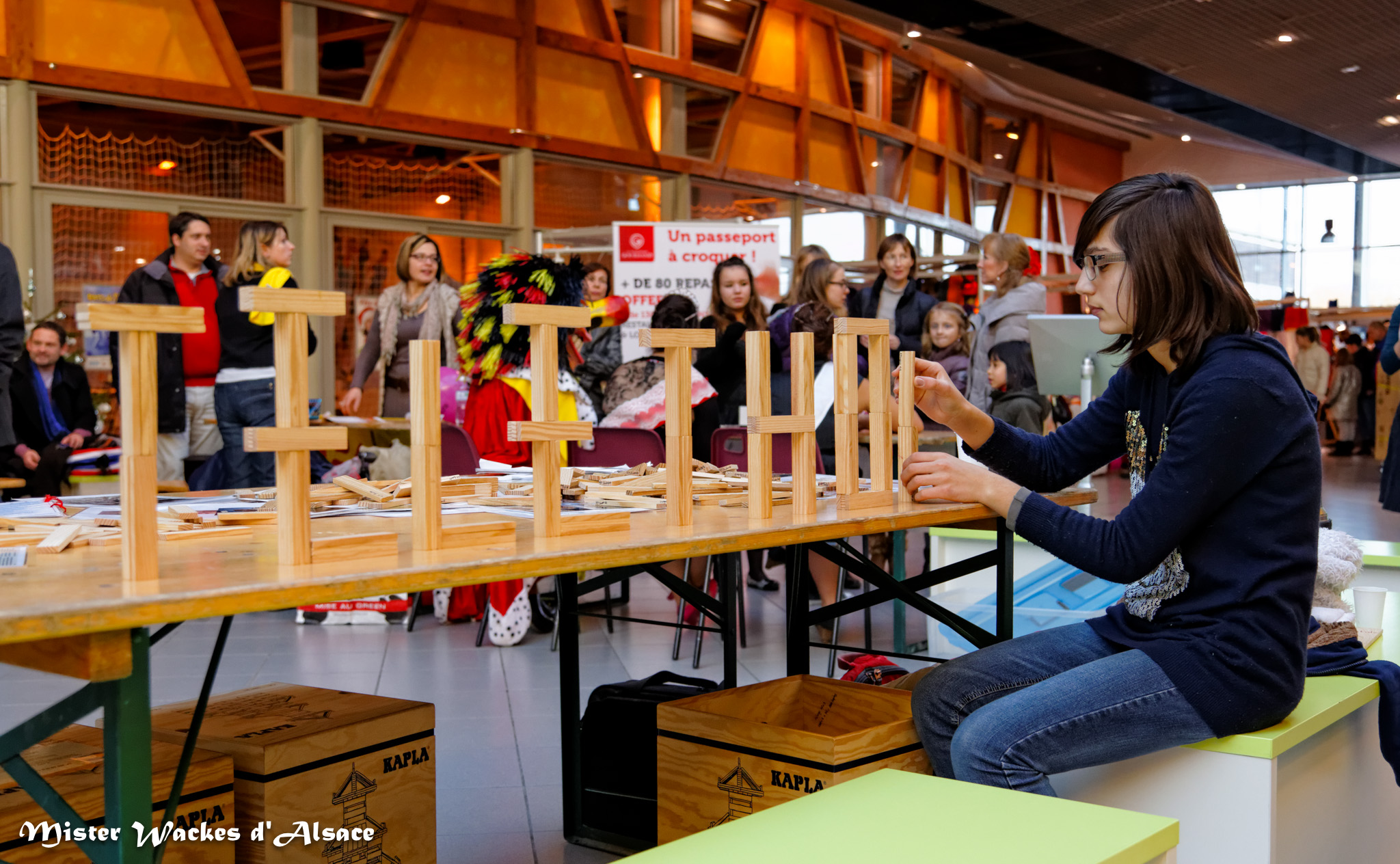 Téléthon Mulhouse 2013, Oxylane Village - Décathlon, défi kapla: construction de la maquette de Palais des Sports de Mulhouse, organisé par Les lutins de la planchette