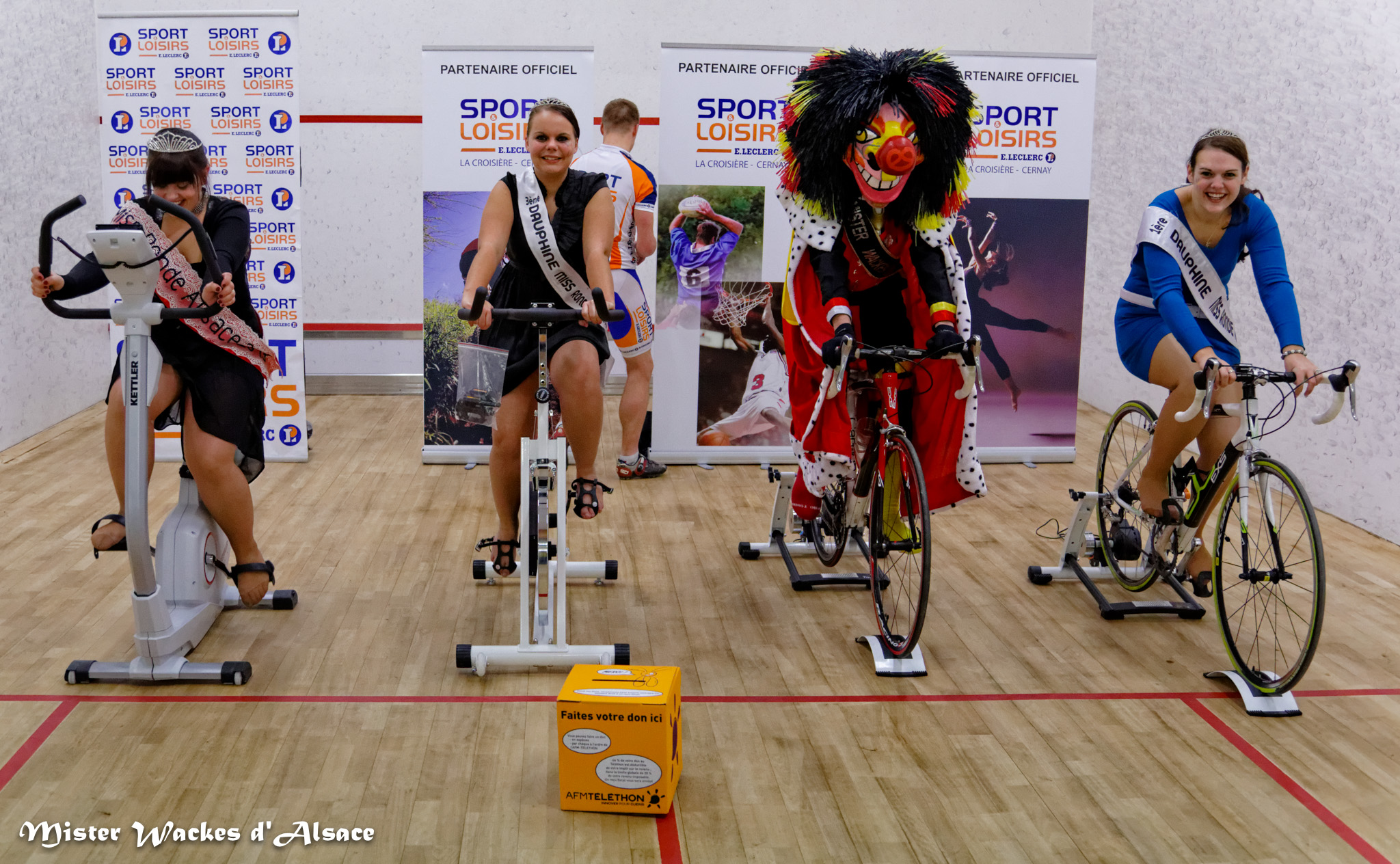 Téléthon Mulhouse 2013, Squash 3000, Mister Wackes d’Alsace profite de son passage pour faire un petit tour de vélo d’intérieur