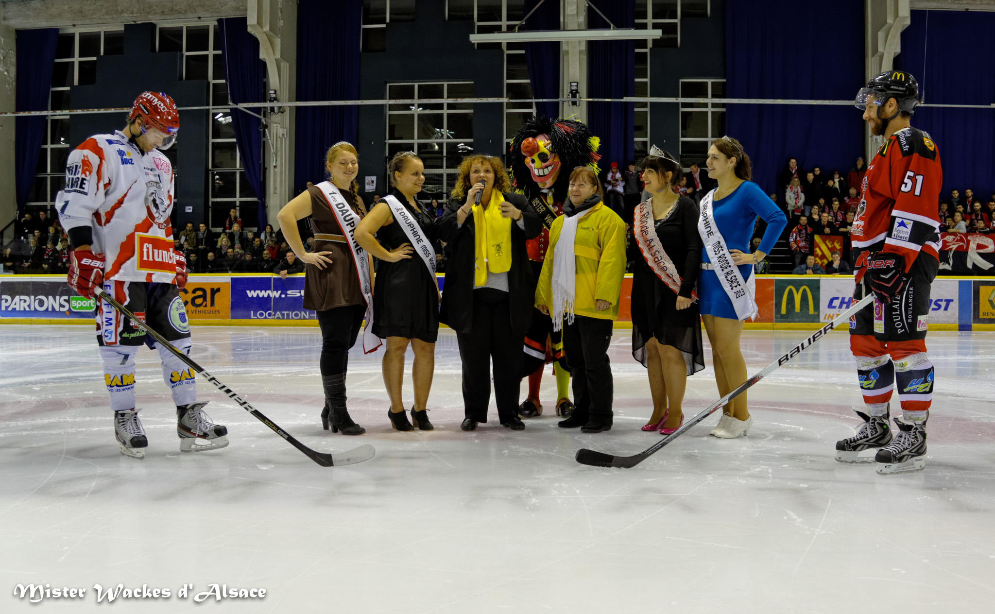 Téléthon Mulhouse 2013, Lara Million, adjoite au Maire, lance le match de hockey opposant les Scorpions de Mulhouse aux Lions de Lyon