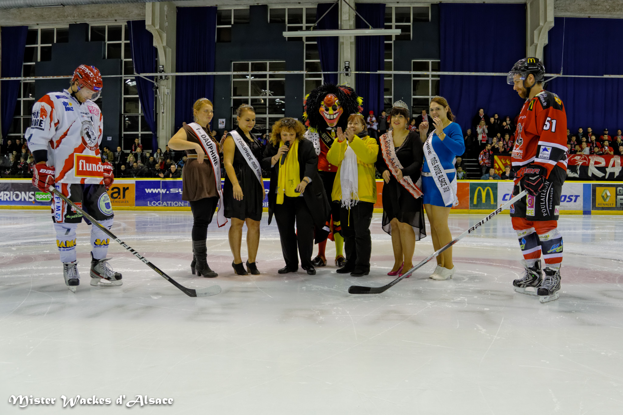 Téléthon Mulhouse 2013, Lara Million, adjoite au Maire, lance le match de hockey opposant les Scorpions de Mulhouse aux Lions de Lyon