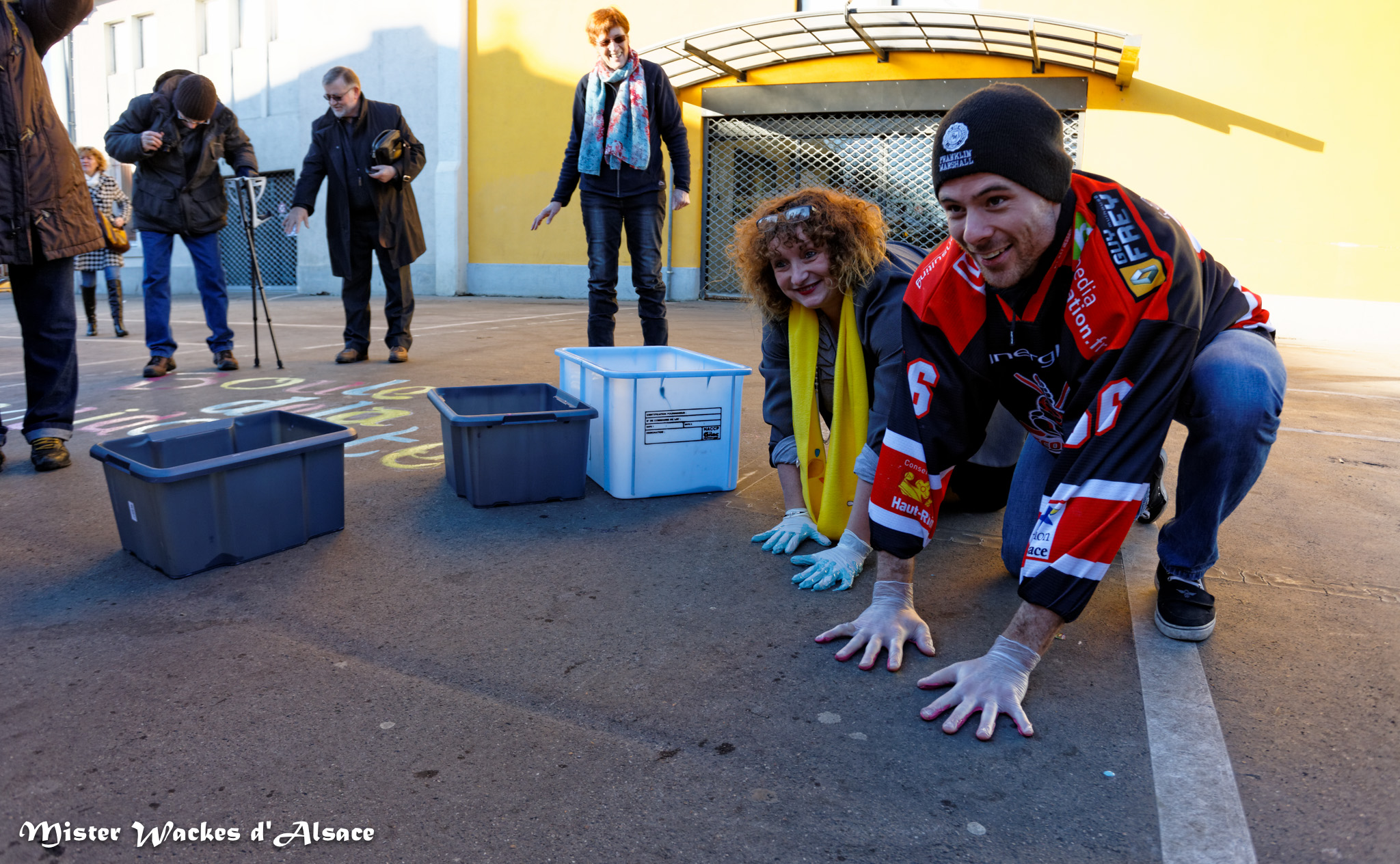 Téléthon Mulhouse 2013, Lara Million, adjointe au Maire et les Scorpions Mulhouse marquent le sol du Marché de Mulhouse de leurs empreintes