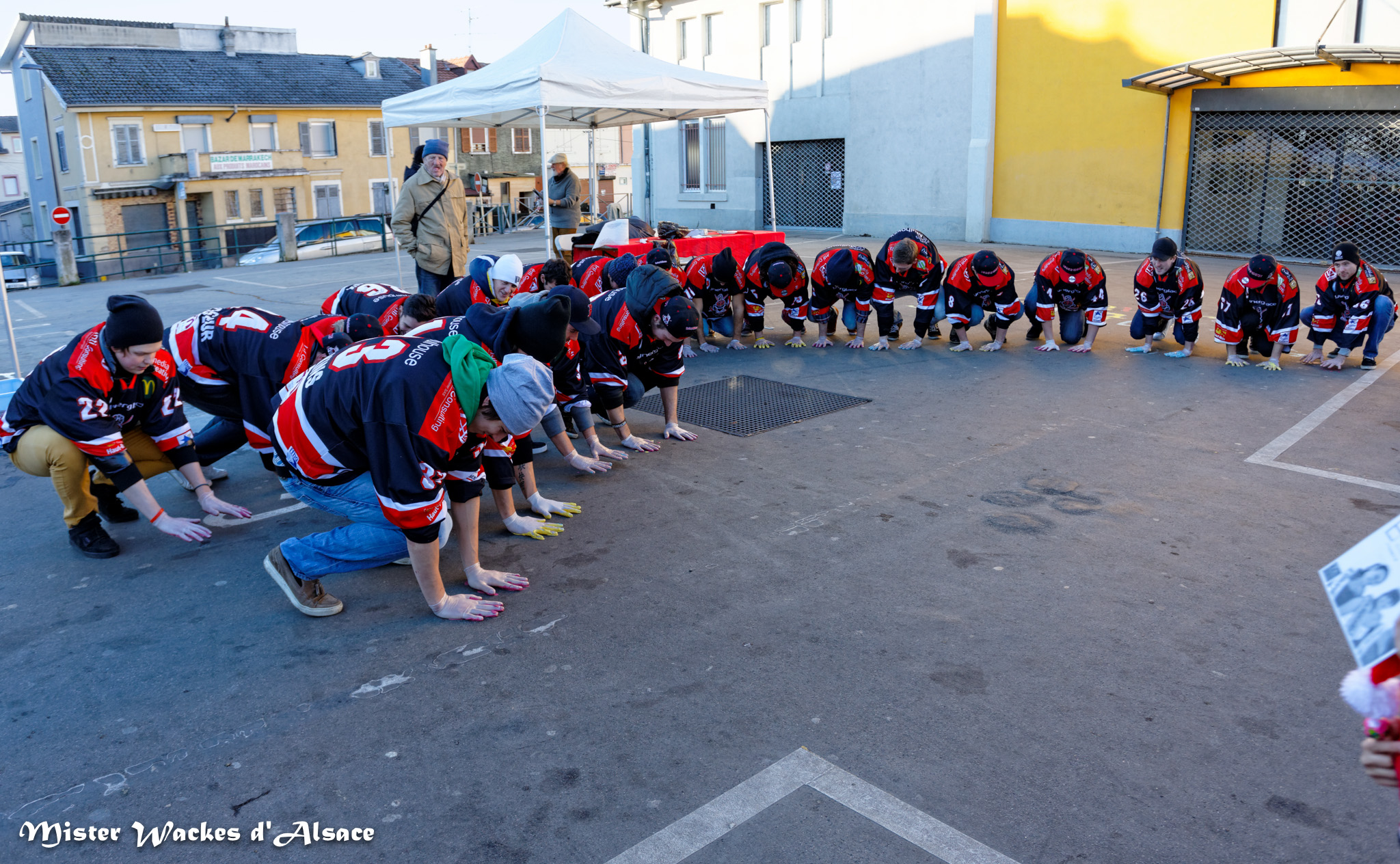 Téléthon Mulhouse 2013, les Scorpions Mulhouse marquent le sol du Marché de Mulhouse de leurs empreintes