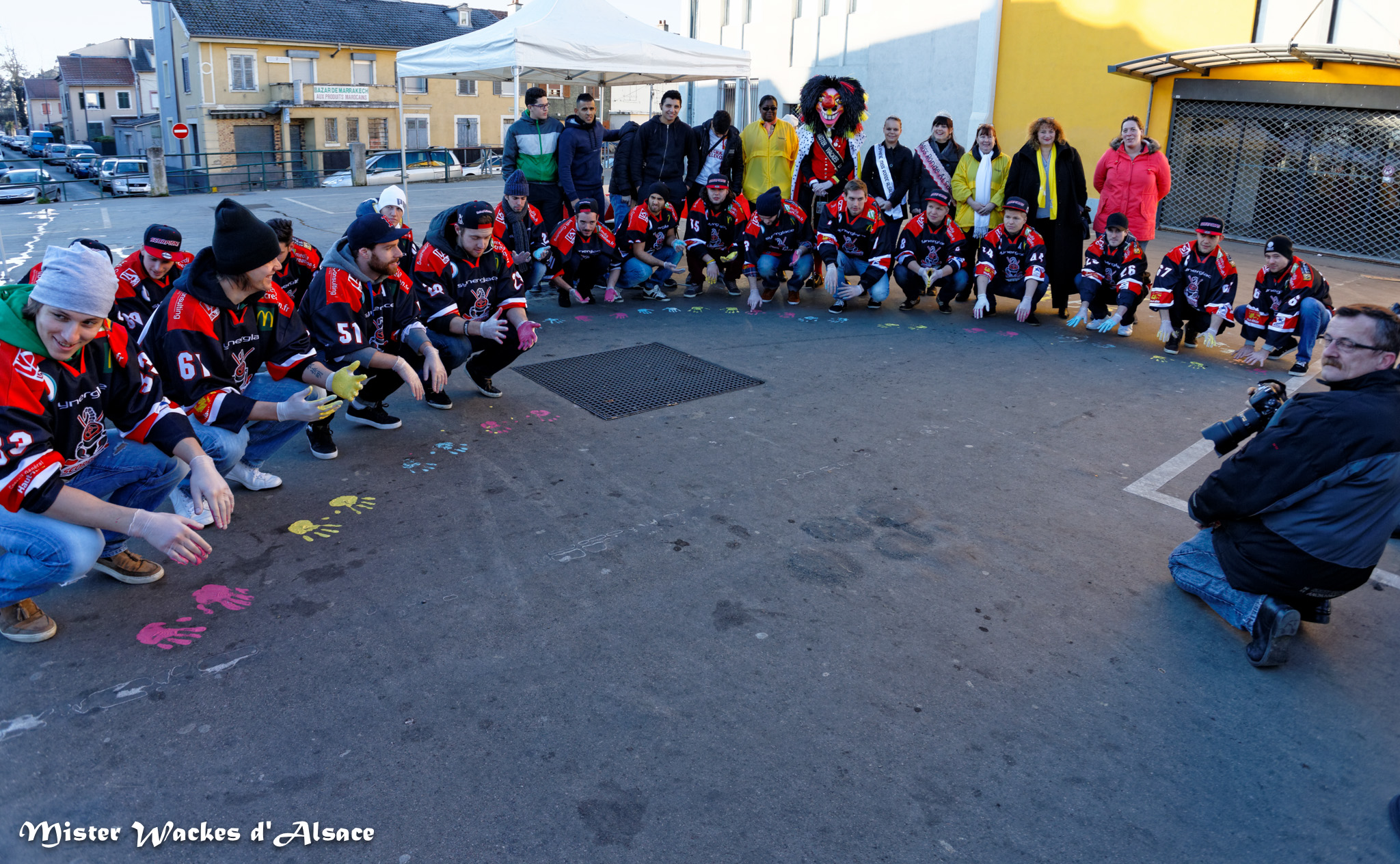 Téléthon Mulhouse 2013, les orginisateurs de la manifestation entourés des parrains, marraines du Téléthon Mulhouse et de leur mascote, Mister Wackes d’Alsace