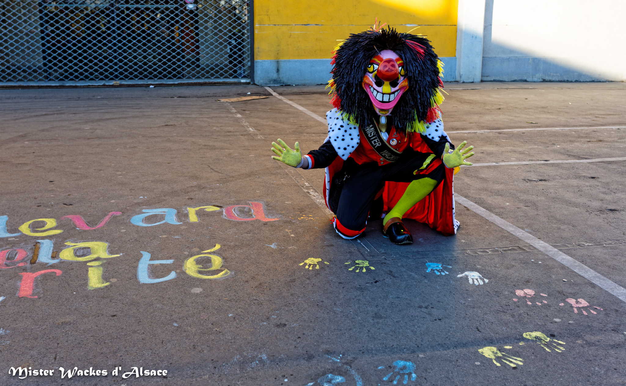 Téléthon Mulhouse 2013, Mister Wackes d’Alsace marque le sol du Marché de Mulhouse de ses empreintes jaunes