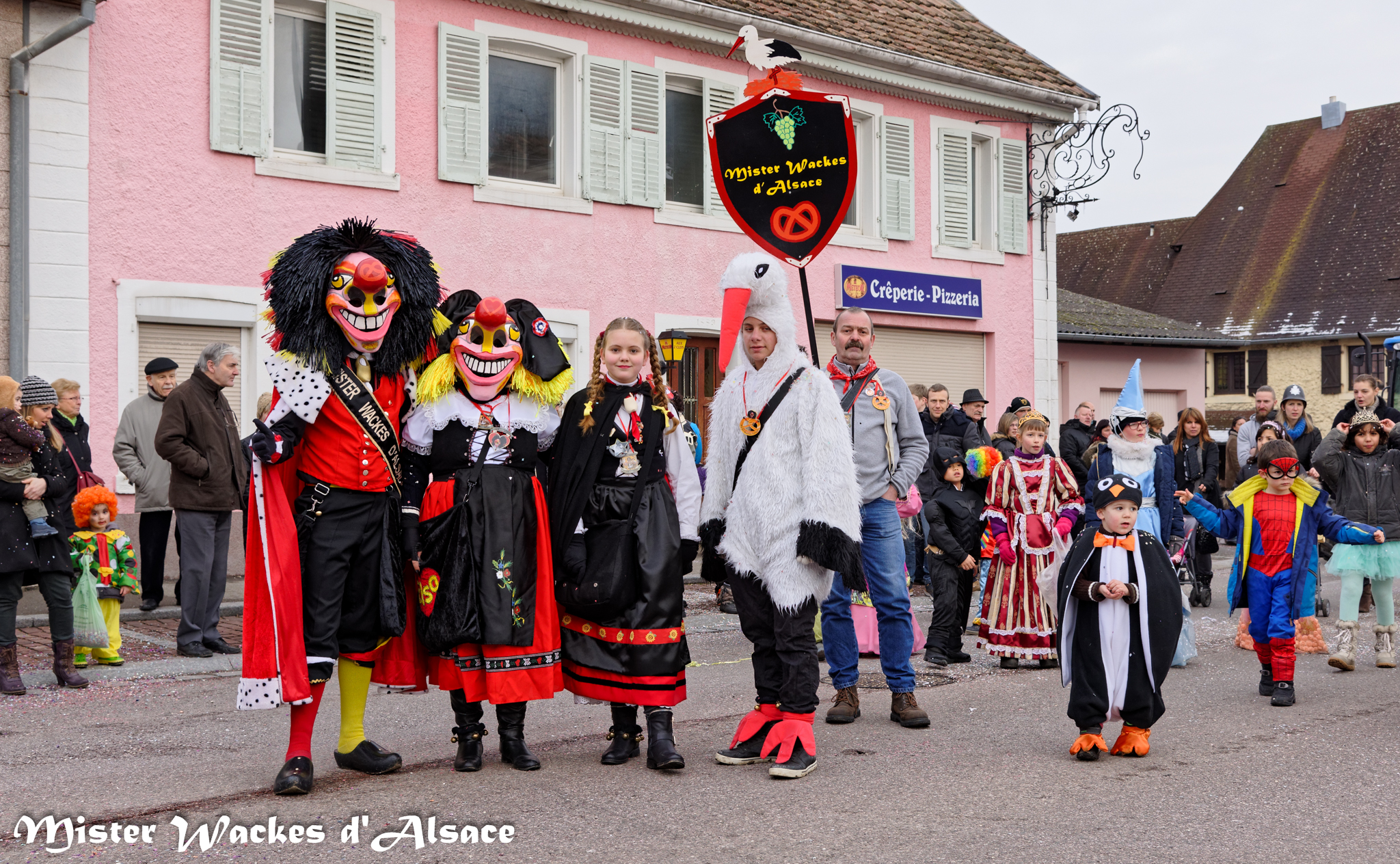 Carnaval de Guewenheim 2015 avec Mister Wackes d'Alsace, sa dulcinée Elsa, la petite Liesala, la cigogne et leur nouveau blason