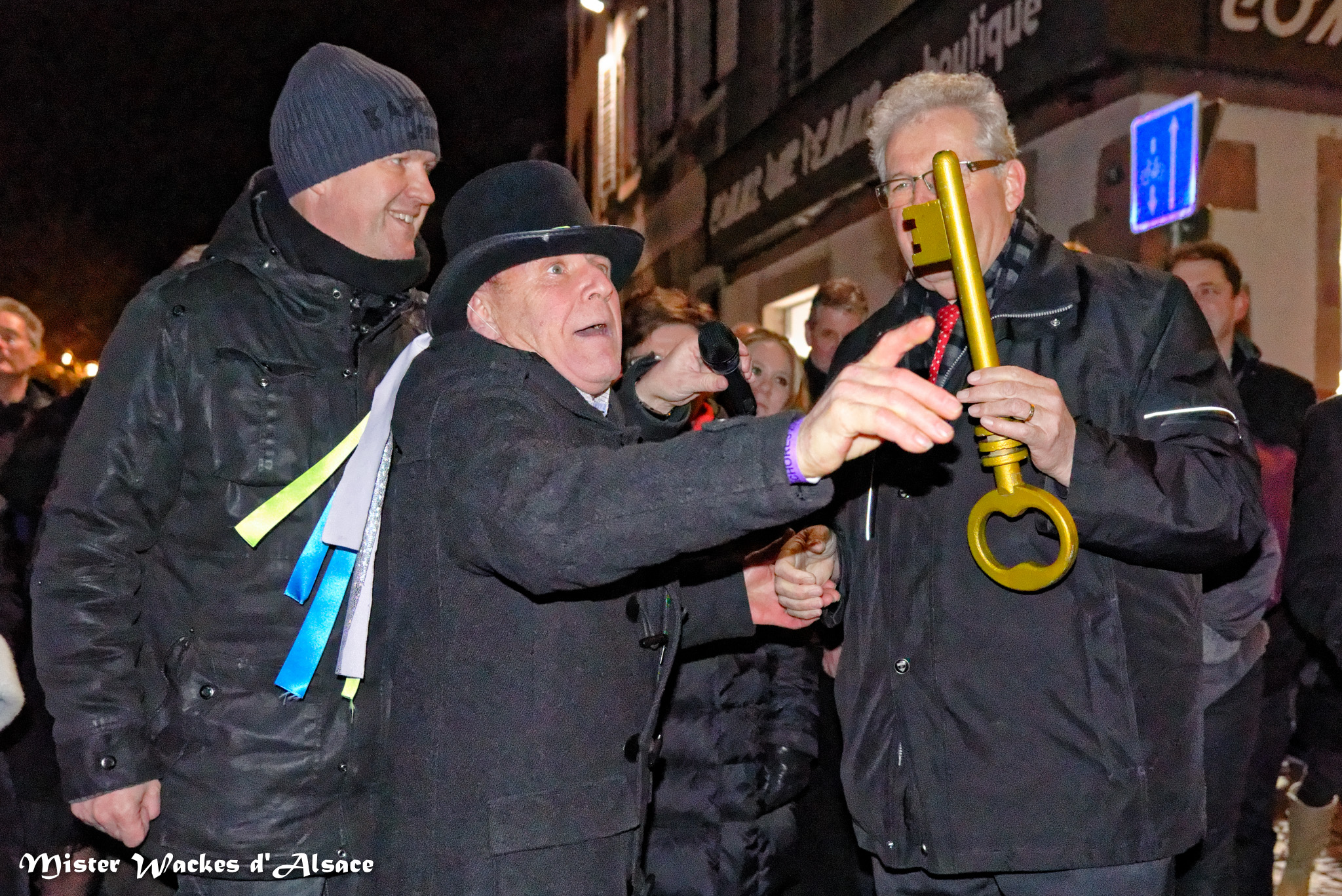 Cavalcade nocturne des Machores - Remise des clés de la Ville par Marcel Bauer, Maire de Sélestat à Robert Durry, président des Machores