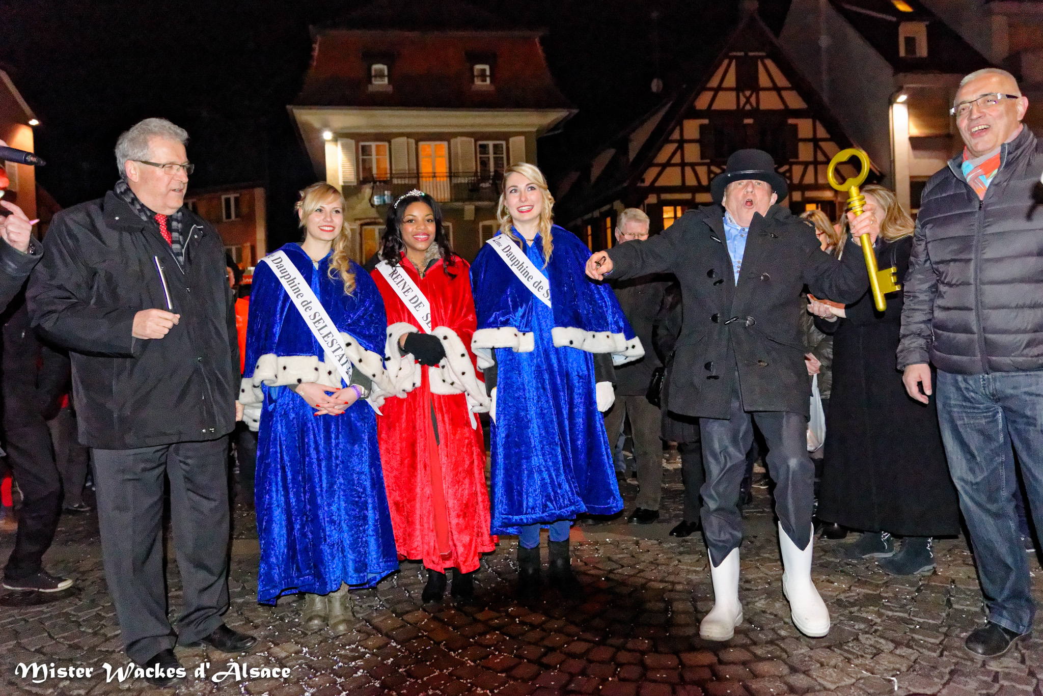 Cavalcade nocturne des Machores - Robert Durry, le nouveau Maire de Machoresheim, accompagné de ses trois ravissantes reines de carnaval