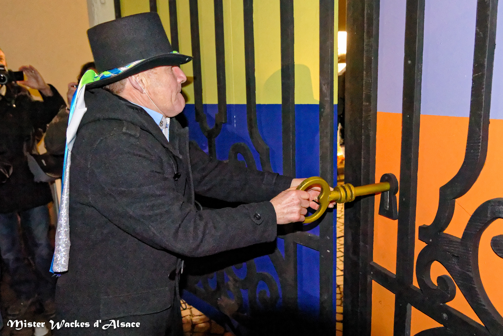 Carnaval nocturne de Sélestat - Robert Durry, président des Machores, déverrouille les portes de la ville pour libérer ses fous