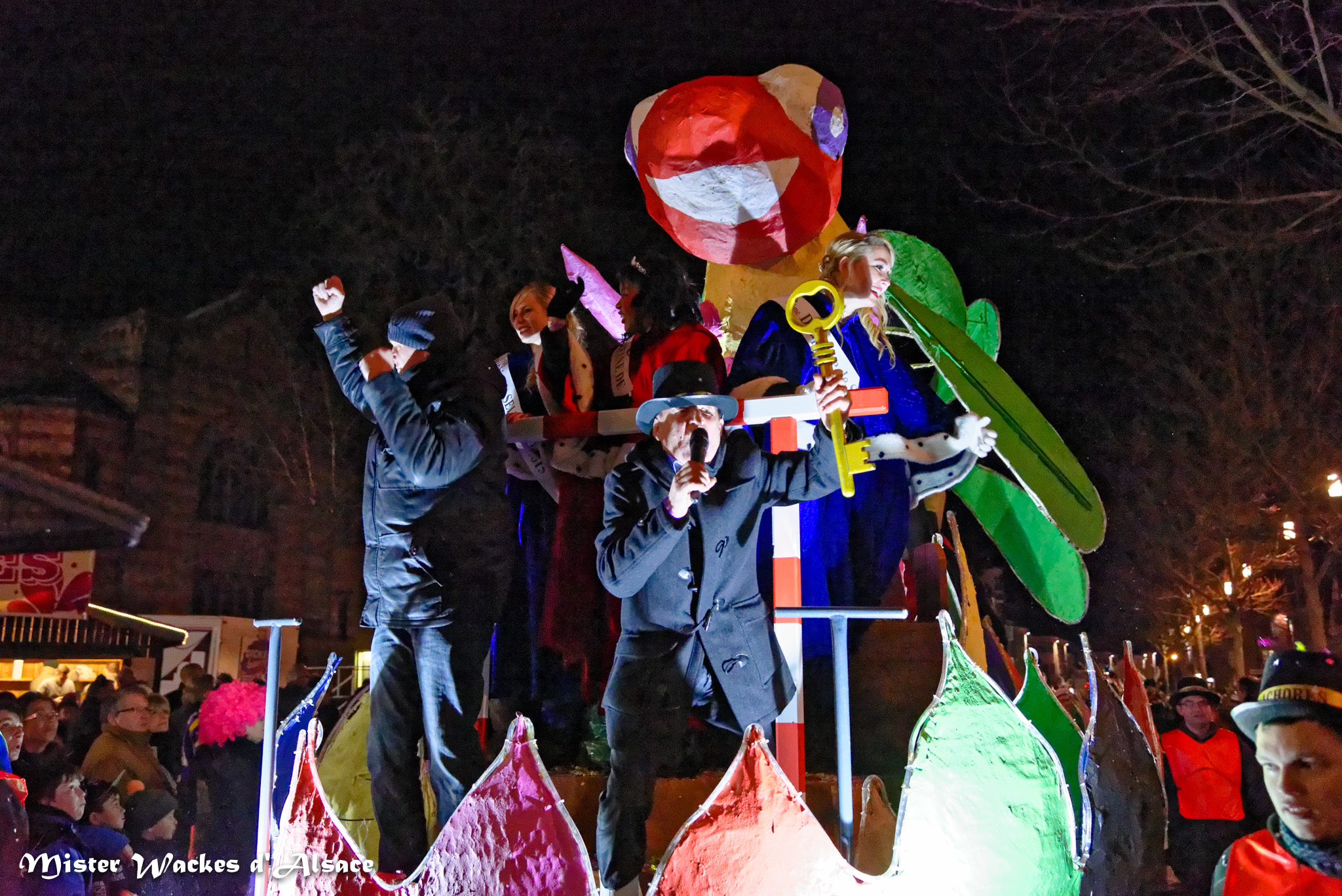 Carnaval nocturne de Sélestat - Robert Durry, président des Machores,brandissant les clés du pouvoir sur le char de la Reine