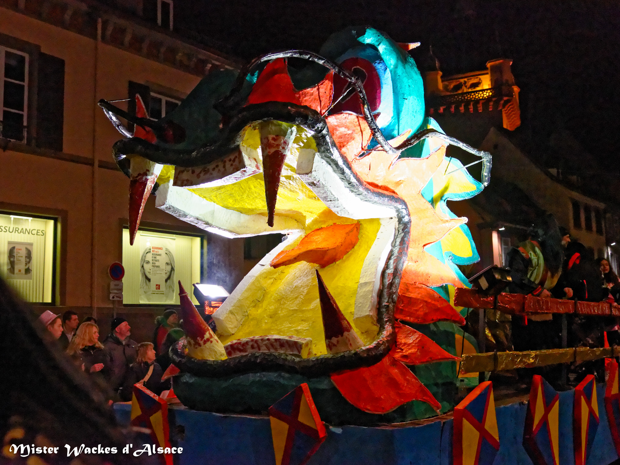 Cavalcade nocturne des Machores et le char Les Samouraïs Alu de Sélestat