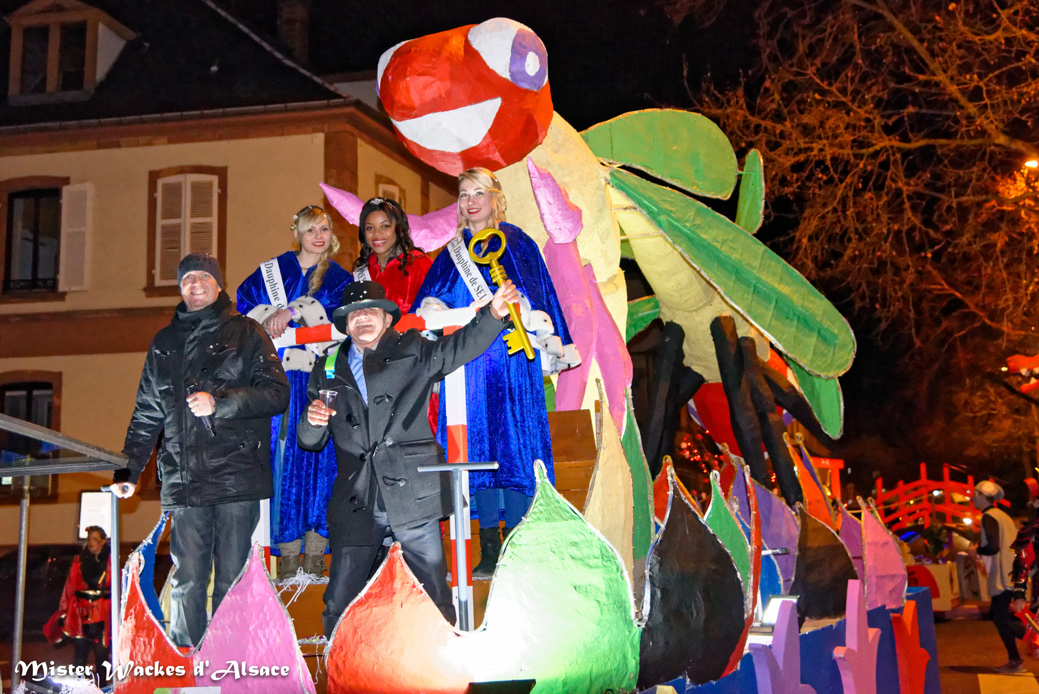Cavalcade nocturne de Sélestat - Robert Durry, président des Machores,agittant les clés de la ville sur le char de la Reine