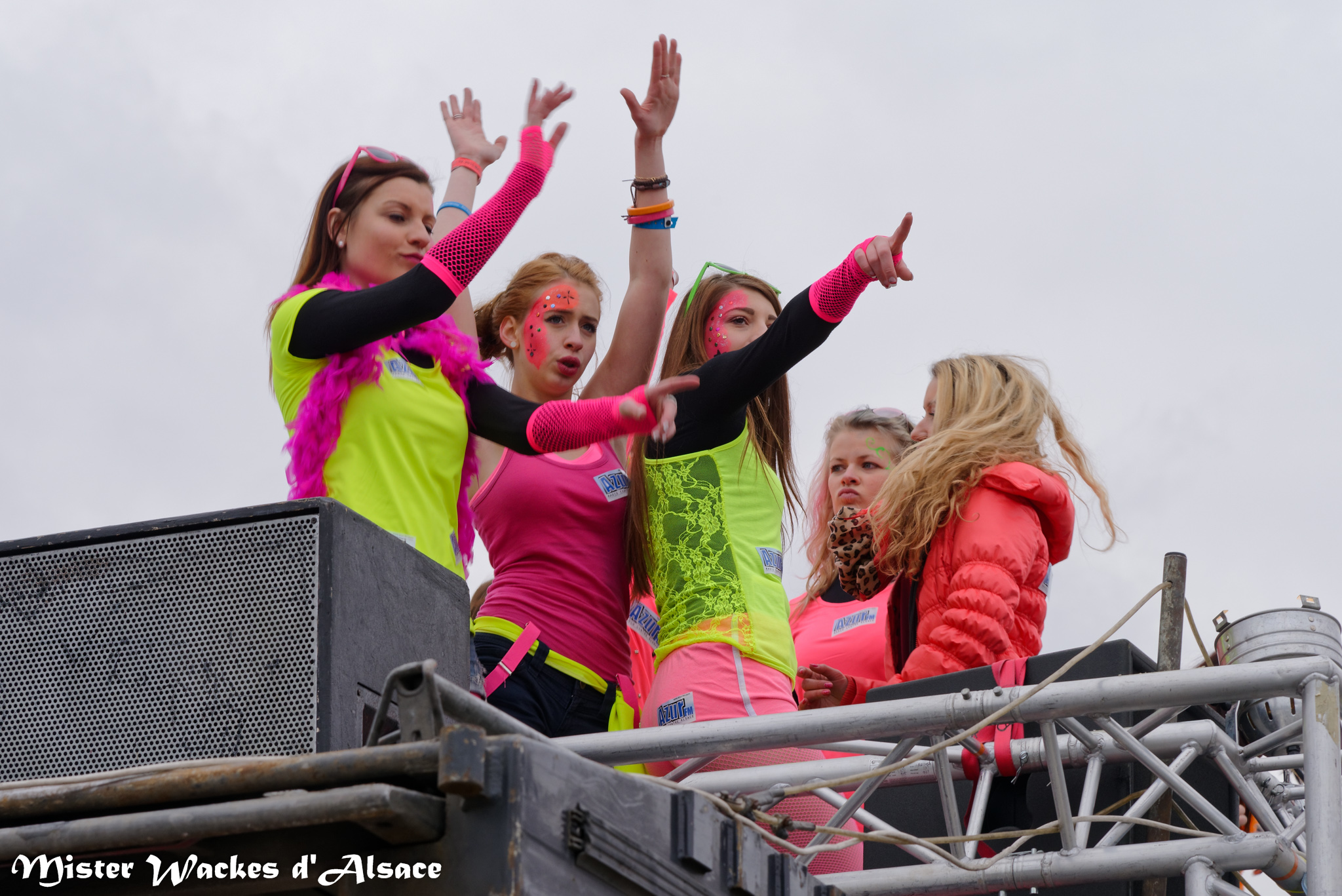 Carnaval de Sélestat avec les ravissantes danseuses du char Fox