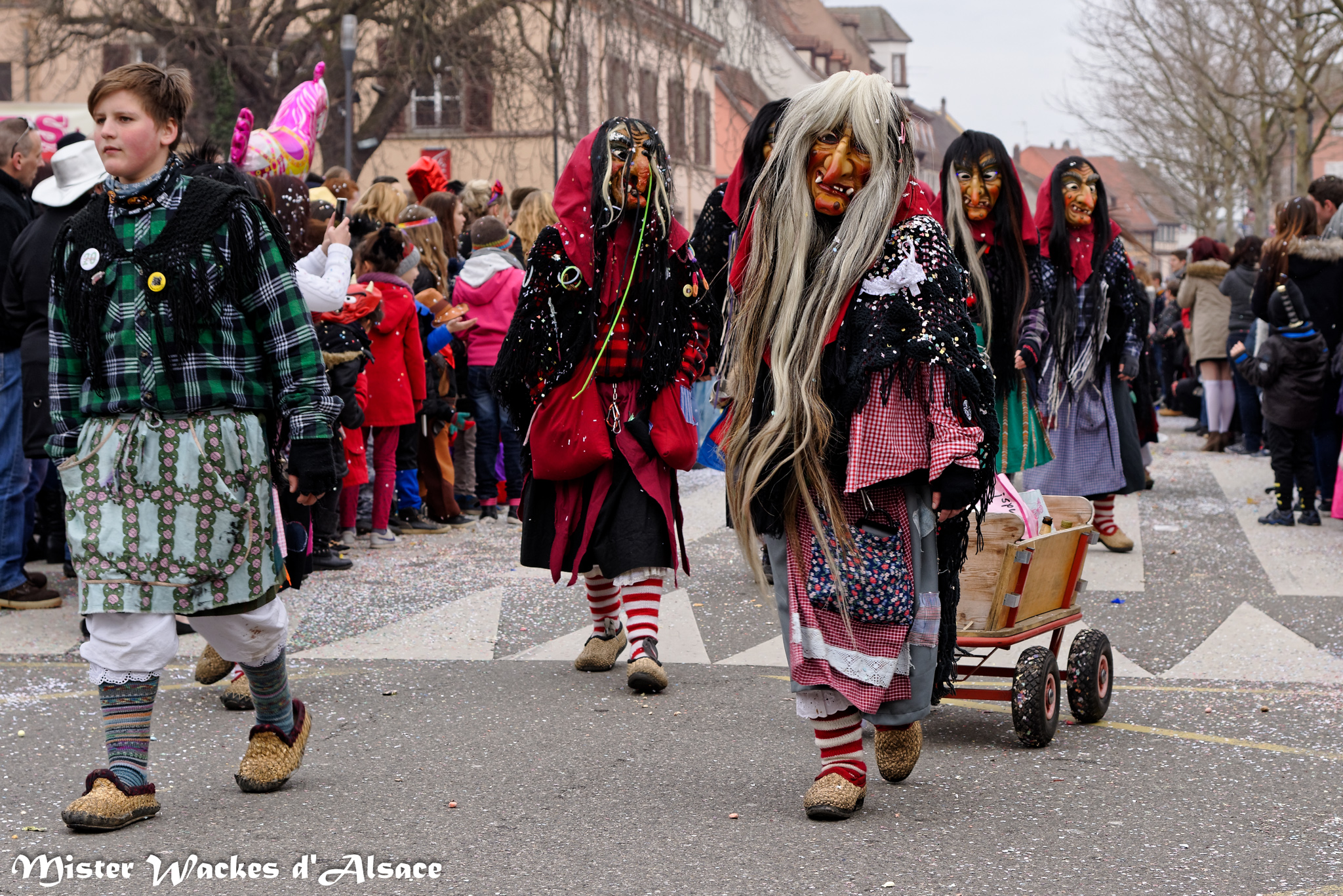 Cavalcade des Machores 2015 et les soricières allemandes les Burghexa Dusslingen - Narrenzunft Jettenburg