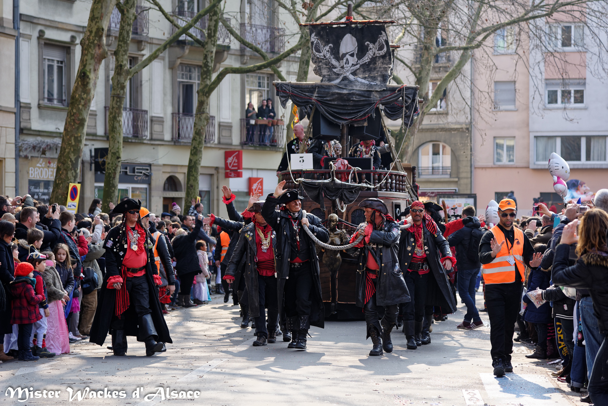 Carnaval de Strasbourg 2015 avec le fabuleux bateau pirate tiré par les farouches pirates des caraïbes, Piraten AG Konstanz