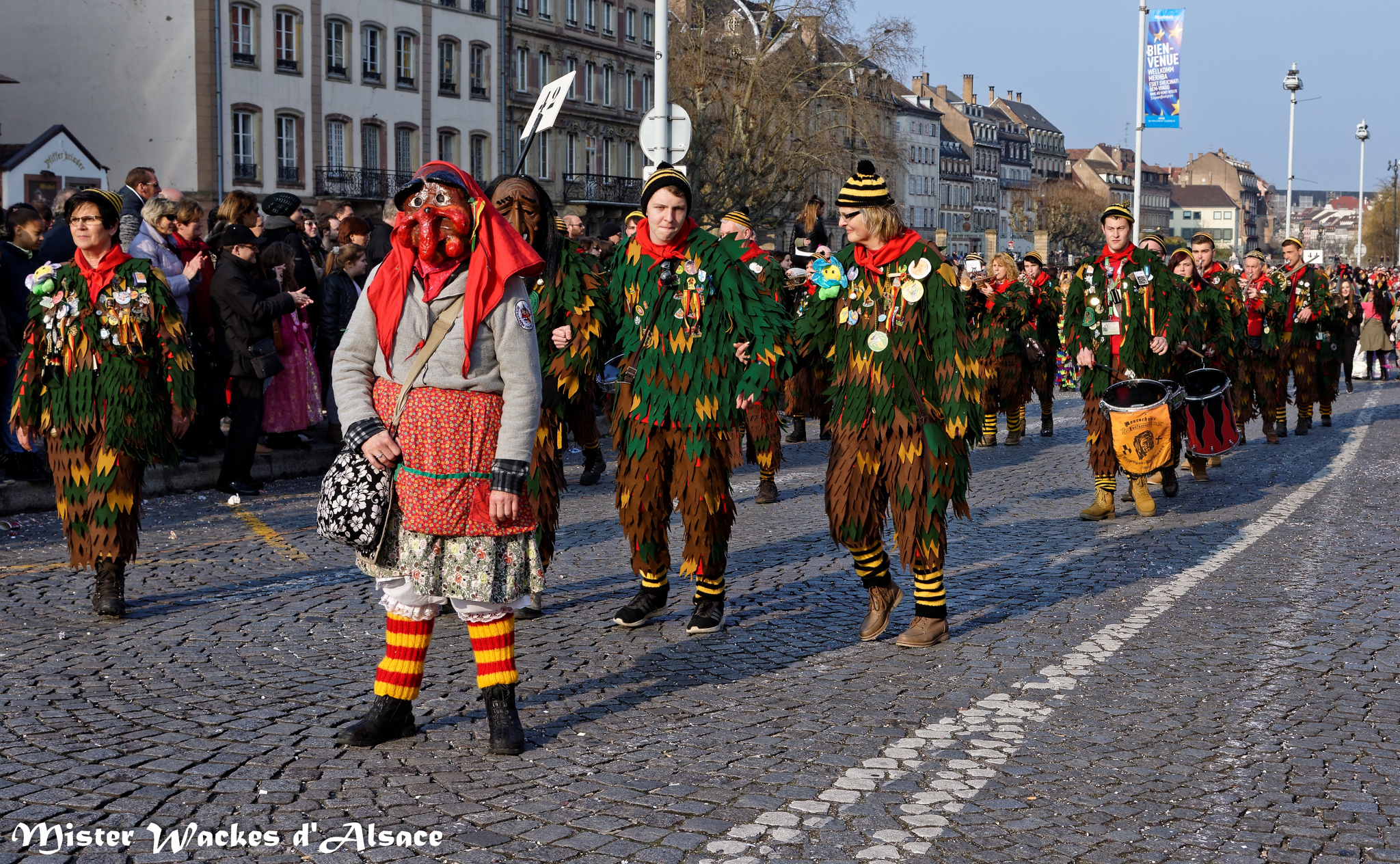 Carnaval de Strasbourg 2015 avec les Konstanzer Münsterhexen suivi de la fanfare Fanfarenzug Moorschrat Dettingen