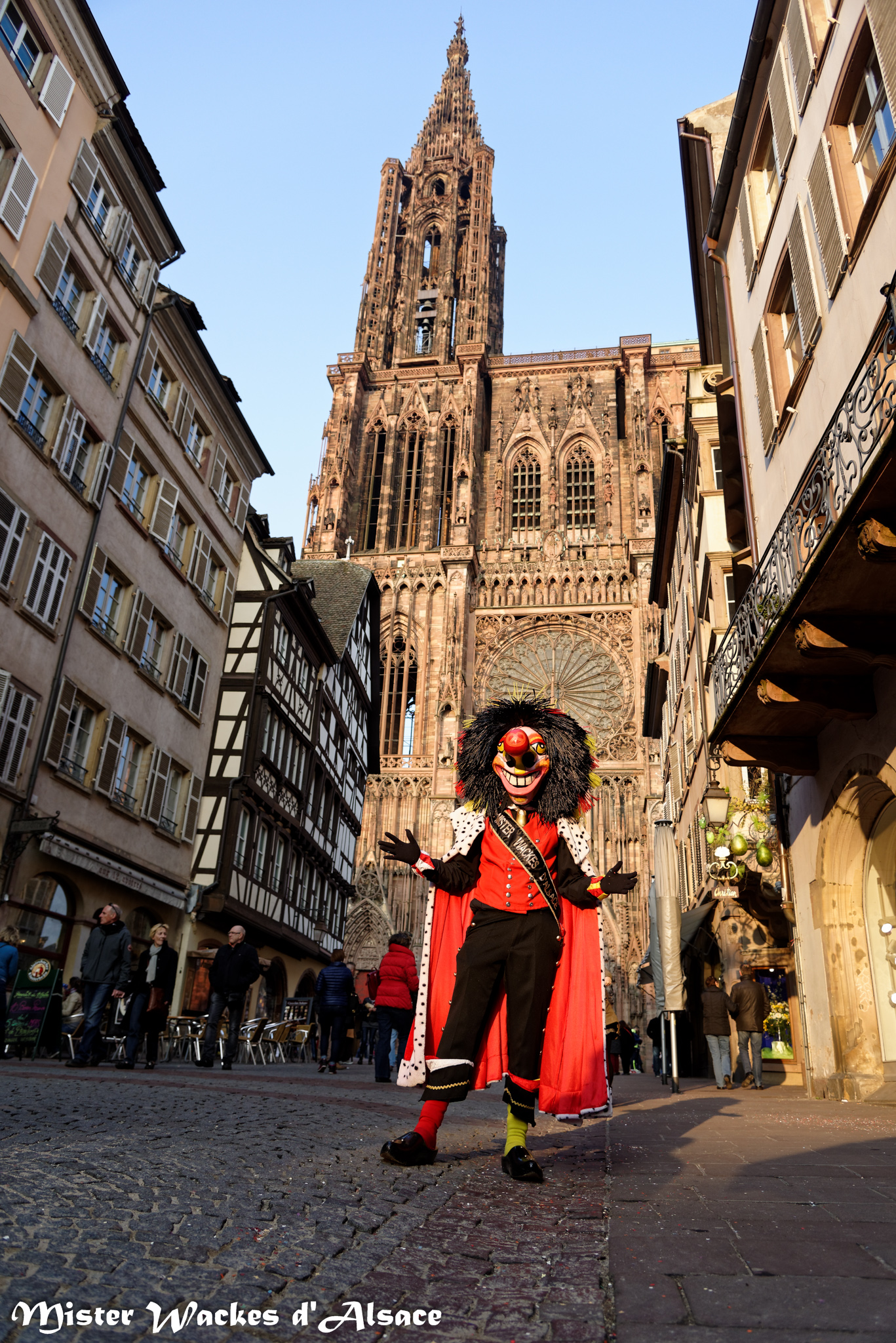 Carnaval de Strasbourg 2015 - Mister Wackes d'Alsace pose devant la Cathédrale de Strasbourg