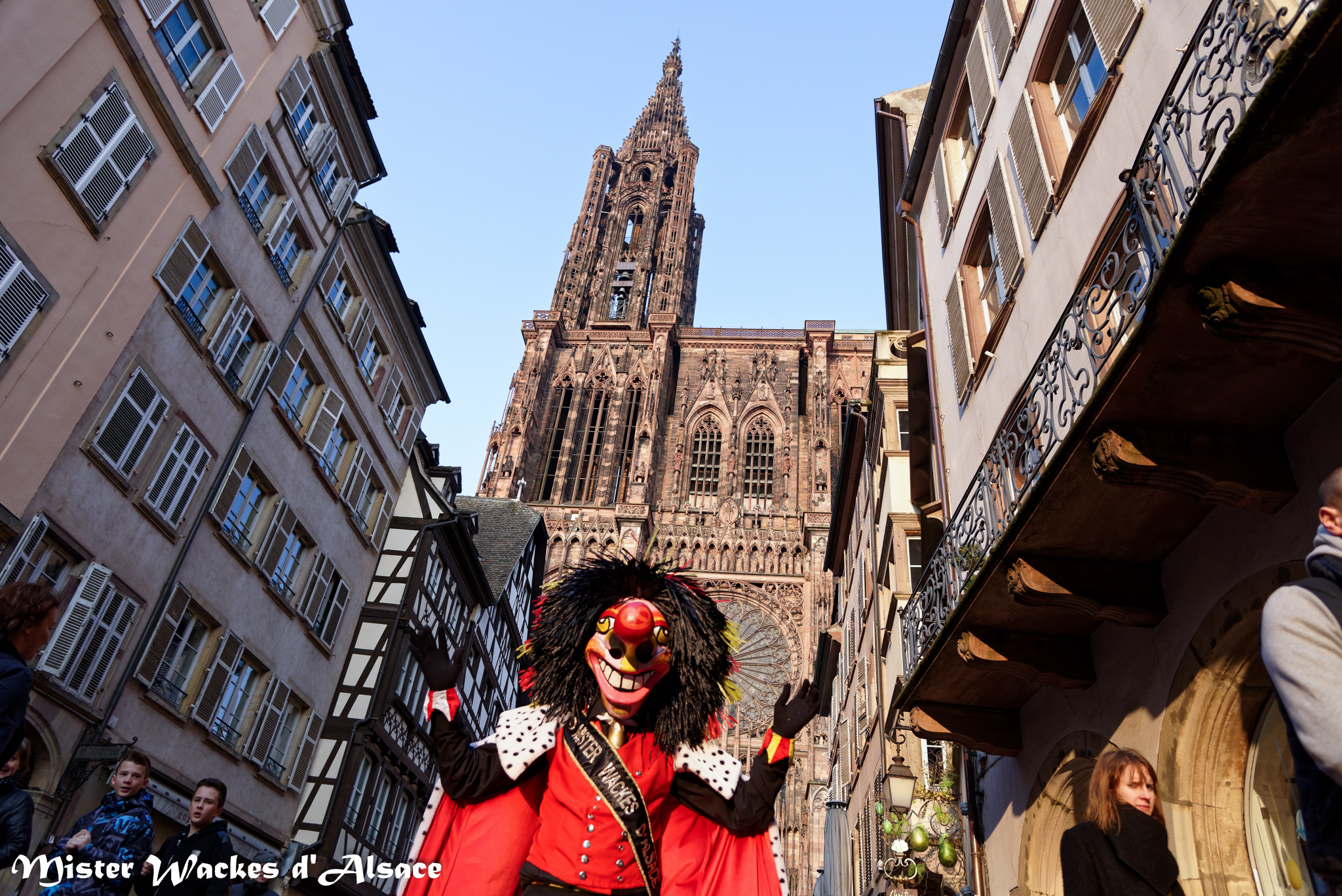 Carnaval de Strasbourg 2015 - Mister Wackes d'Alsace pose devant la Cathédrale Notre-Dame de Strasbourg
